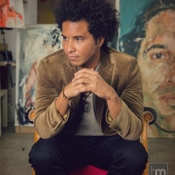 Americana de Freddy Gaviria, Jersey de Fred Perry, pantalones G-Star y gafas Tracks
