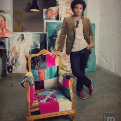 Americana de Freddy Gaviria, Jersey de Fred Perry, pantalones G-Star, calzado United Nude y gafas Tracks