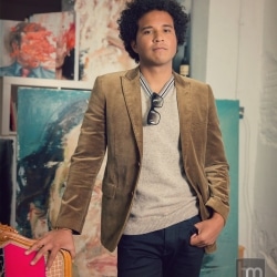 Americana de Freddy Gaviria, Jersey de Fred Perry, pantalones G-Star y gafas Tracks