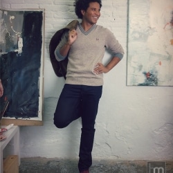 Americana de Freddy Gaviria, Jersey de Fred Perry, pantalones G-Star, calzado United Nude y gafas Tracks