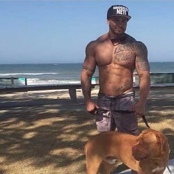 Perros y abdominales en @hotdudeswithdogs