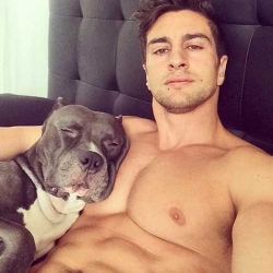 Perros y abdominales en @hotdudeswithdogs