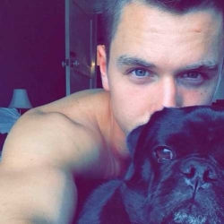 Perros y abdominales en @hotdudeswithdogs