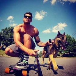 Perros y abdominales en @hotdudeswithdogs