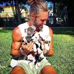 Perros y abdominales en @hotdudeswithdogs