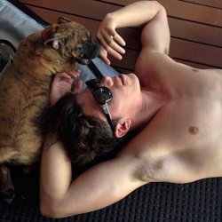 Perros y abdominales en @hotdudeswithdogs