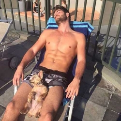 Perros y abdominales en @hotdudeswithdogs