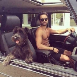 Perros y abdominales en @hotdudeswithdogs