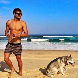 Perros y abdominales en @hotdudeswithdogs
