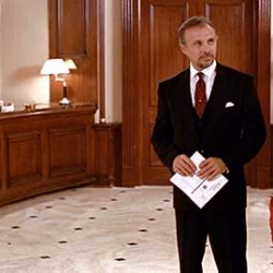 ¡Cómo olvidar al director del hotel! Héctor Elizondo fue el encargado de asumir su papel