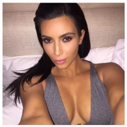 Le sigue Kim Kardashian
