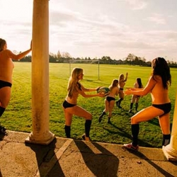 Equipo de rugby al desnudo