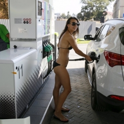 Chicas en bikini, gasolina rebajada
