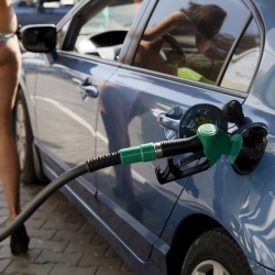 Chicas en bikini, gasolina rebajada